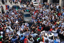 Arianesi bloccano auto con Bertolaso